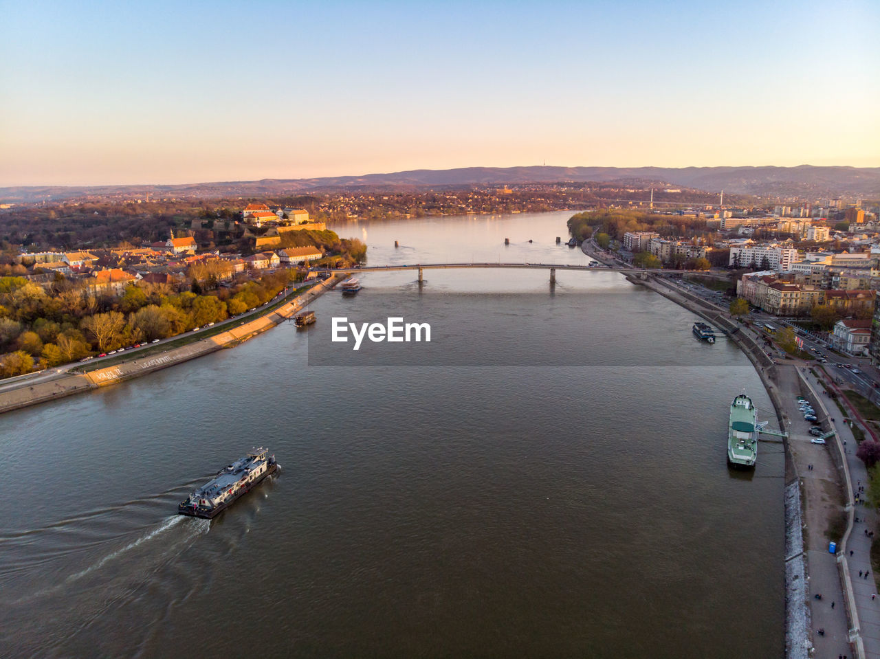 HIGH ANGLE VIEW OF RIVER AMIDST BUILDINGS AGAINST SKY