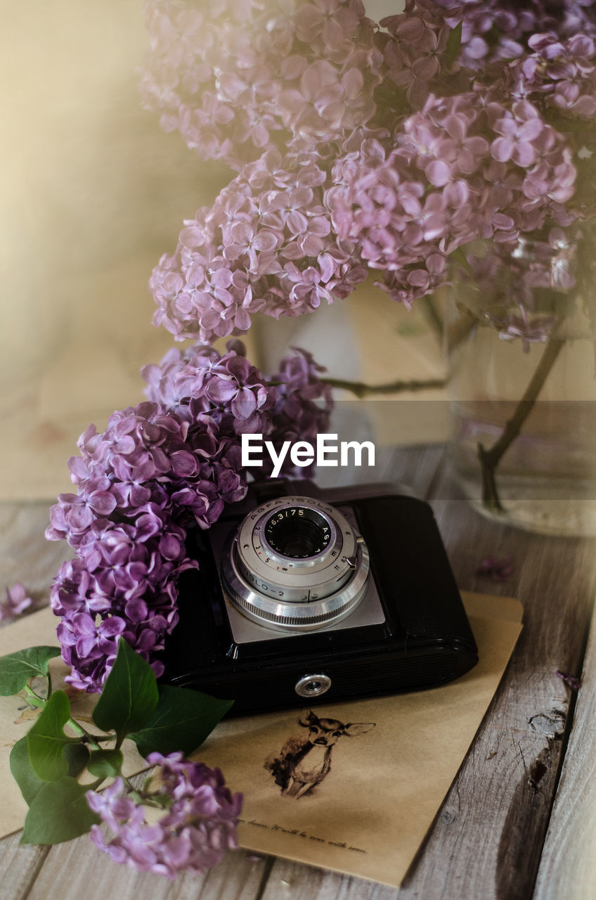 CLOSE-UP OF FLOWER BOUQUET ON TABLE