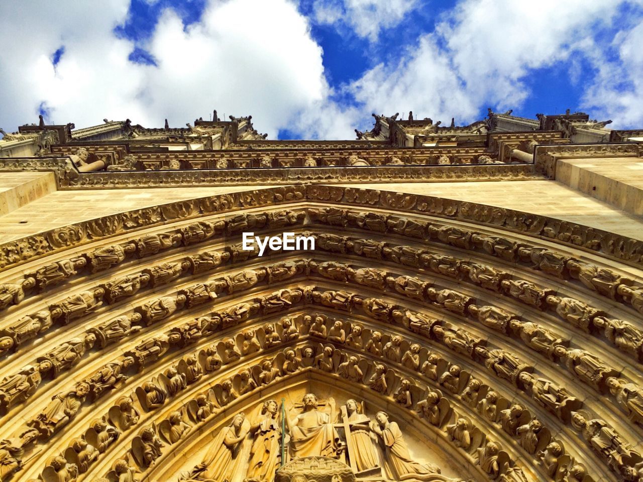 LOW ANGLE VIEW OF HISTORICAL BUILDING AGAINST SKY