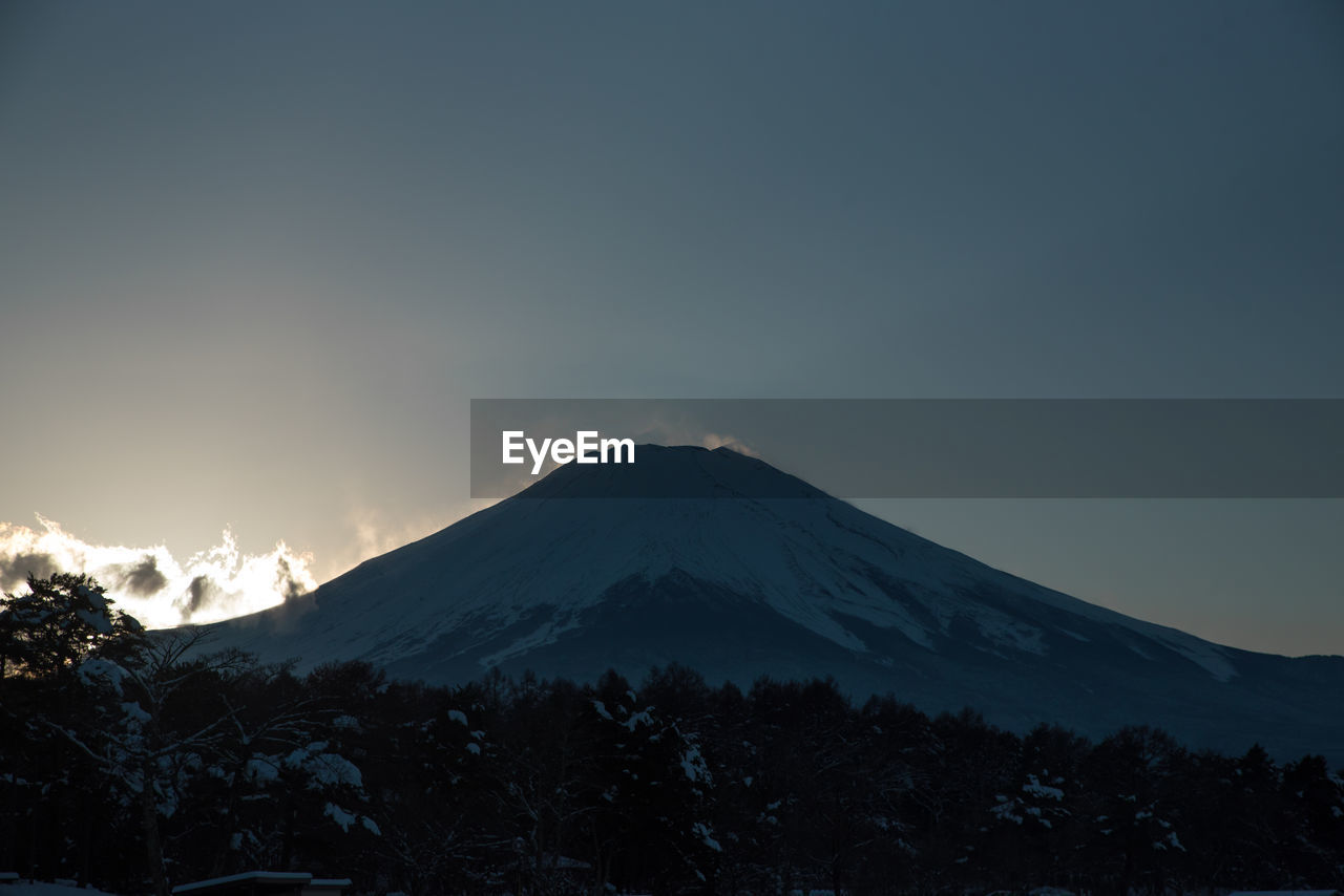 SCENIC VIEW OF SNOW MOUNTAINS AGAINST SKY