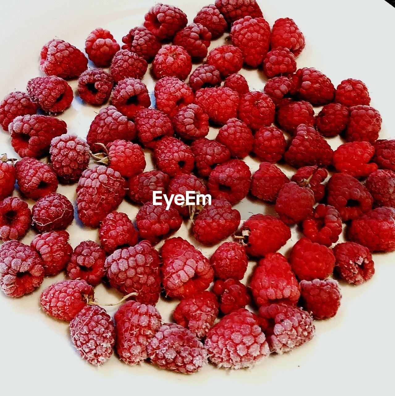 CLOSE-UP OF STRAWBERRIES IN PLATE