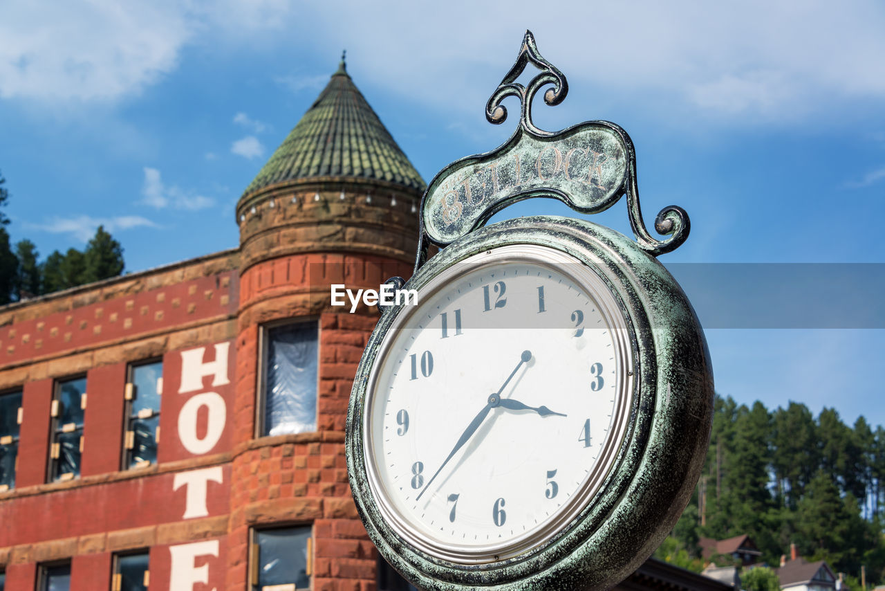 CLOCK TOWER AGAINST CLOUDY SKY