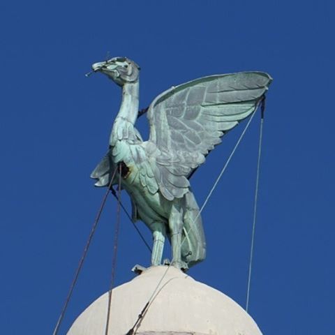 LOW ANGLE VIEW OF STATUE AGAINST CLEAR SKY