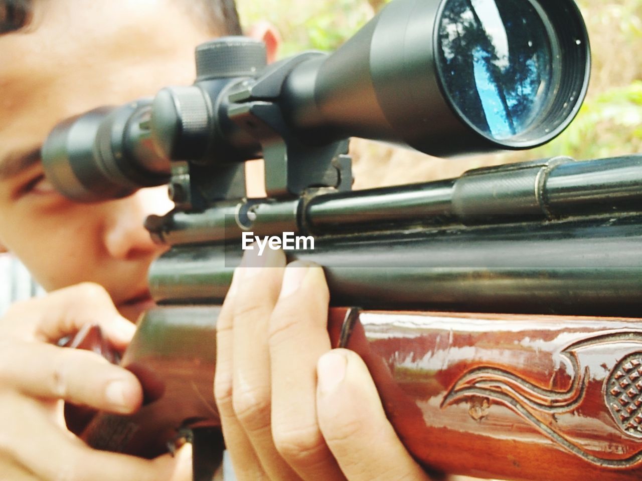 CLOSE-UP OF PERSON HAND HOLDING CAMERA