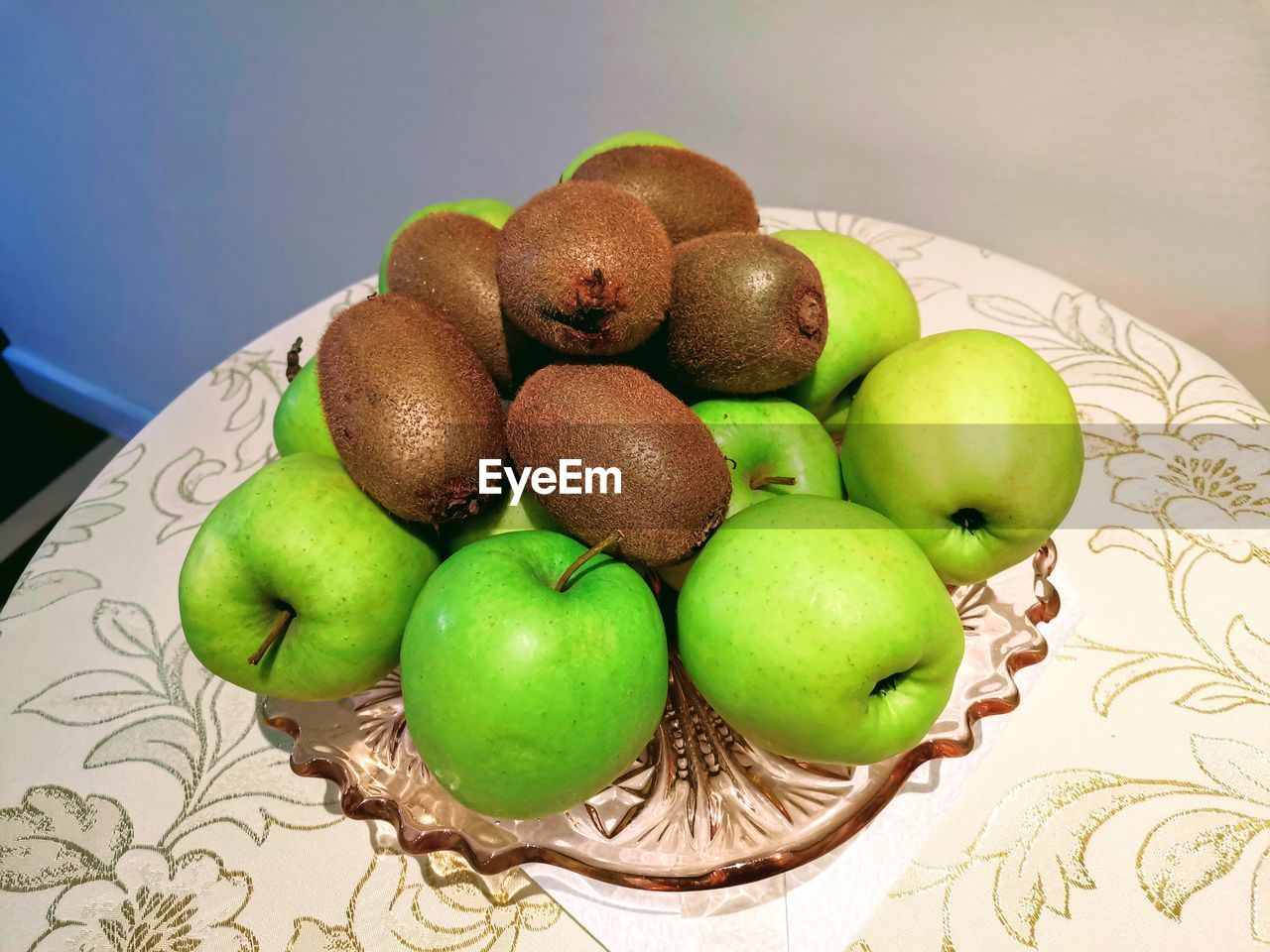 CLOSE-UP OF FRESH FRUITS IN BASKET ON TABLE