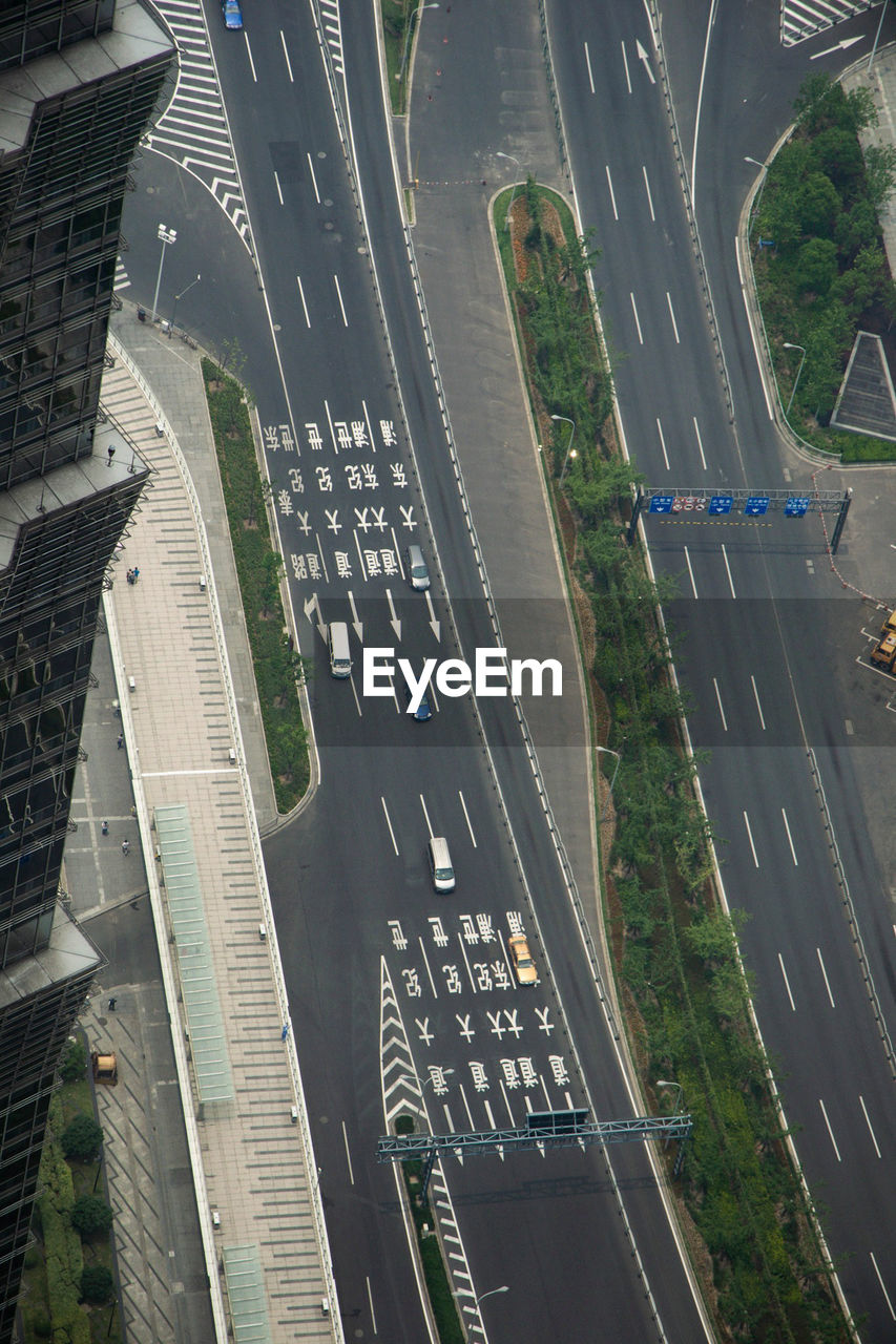 HIGH ANGLE VIEW OF VEHICLES ON ROAD