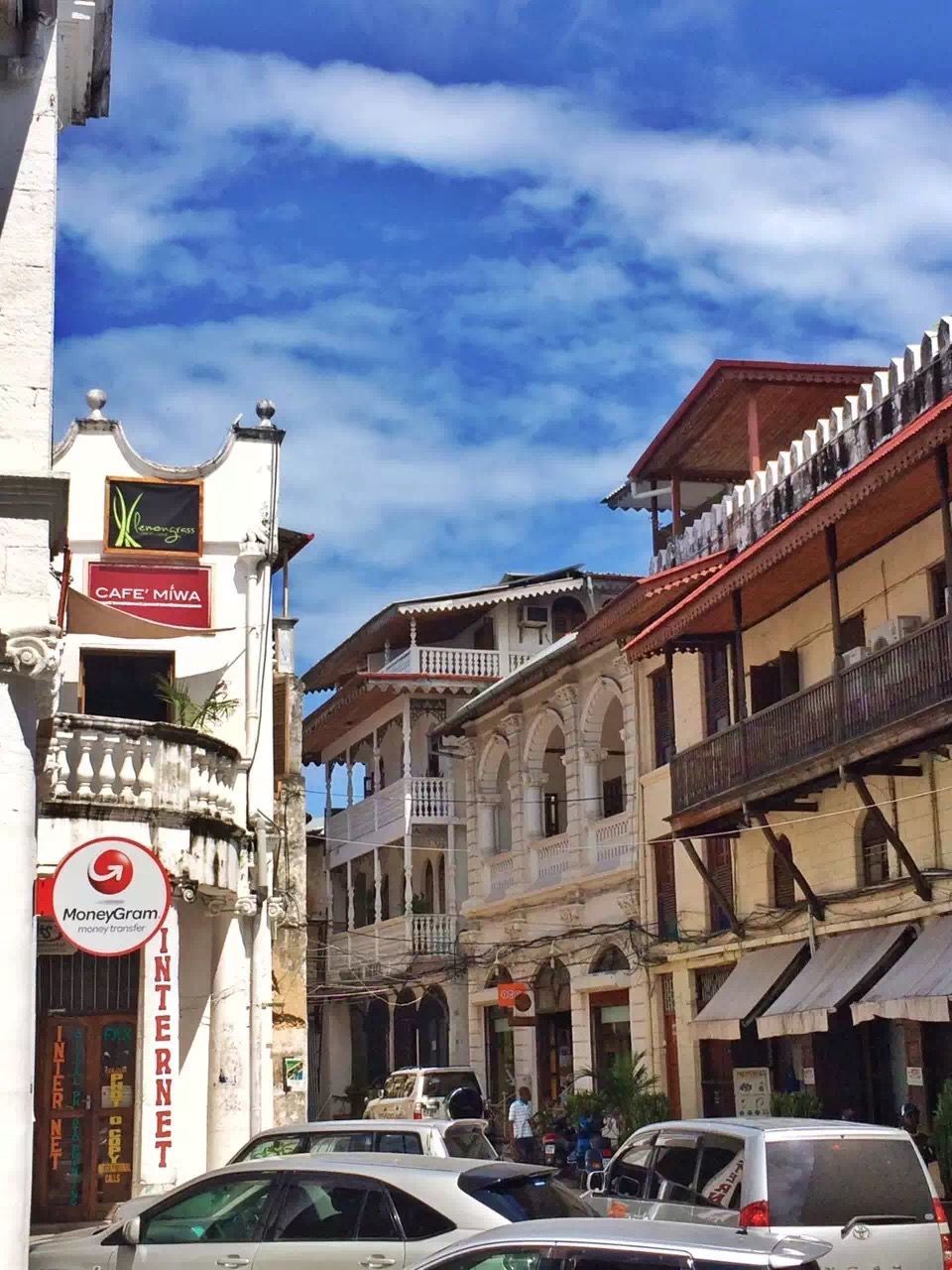 BUILDINGS IN CITY AGAINST SKY