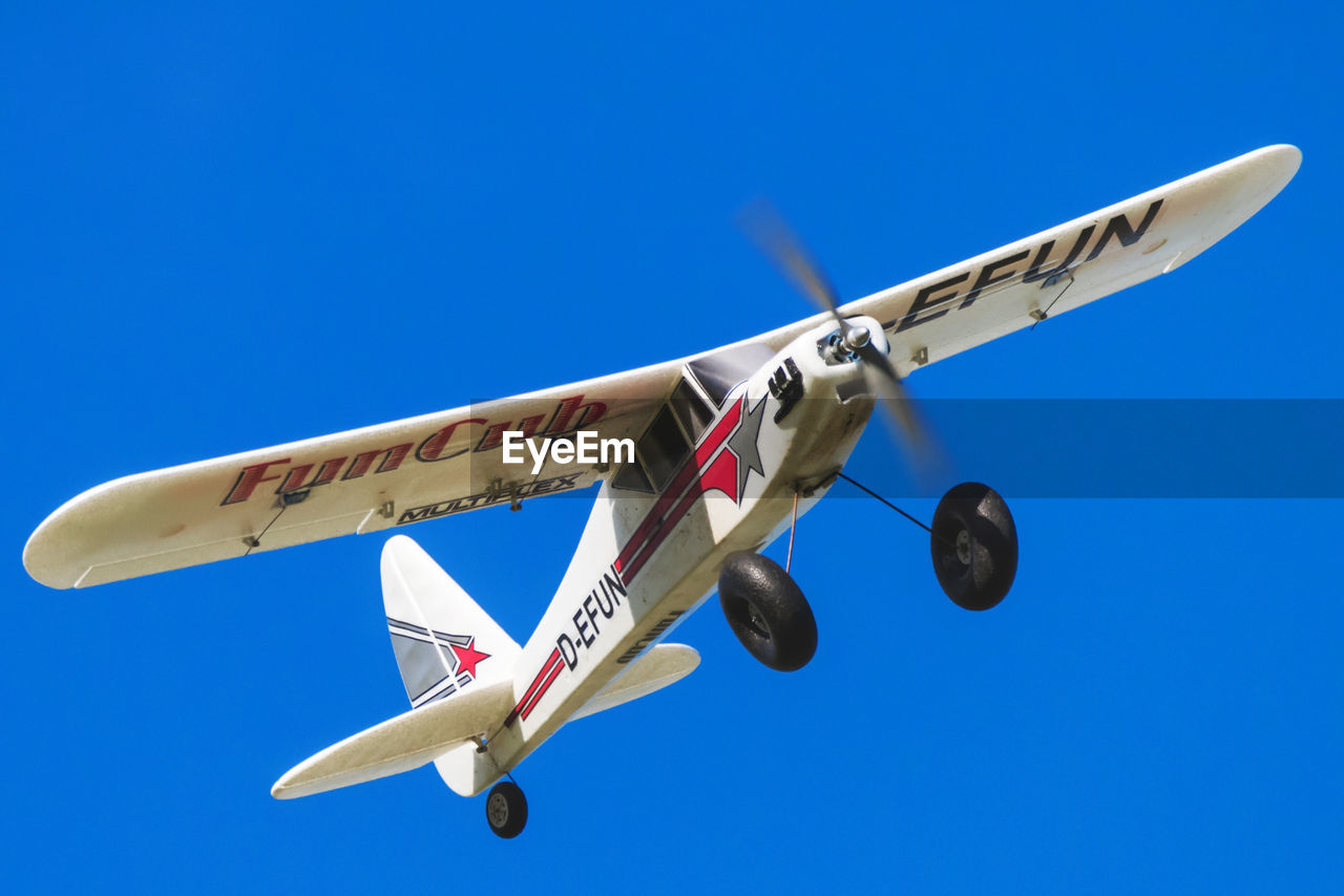 LOW ANGLE VIEW OF AIRPLANE FLYING AGAINST CLEAR SKY