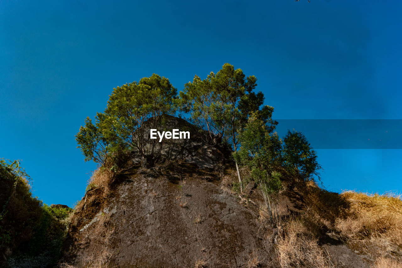 LOW ANGLE VIEW OF ROCK AGAINST SKY