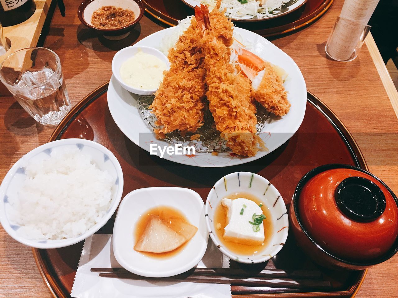 HIGH ANGLE VIEW OF FOOD IN PLATE ON TABLE