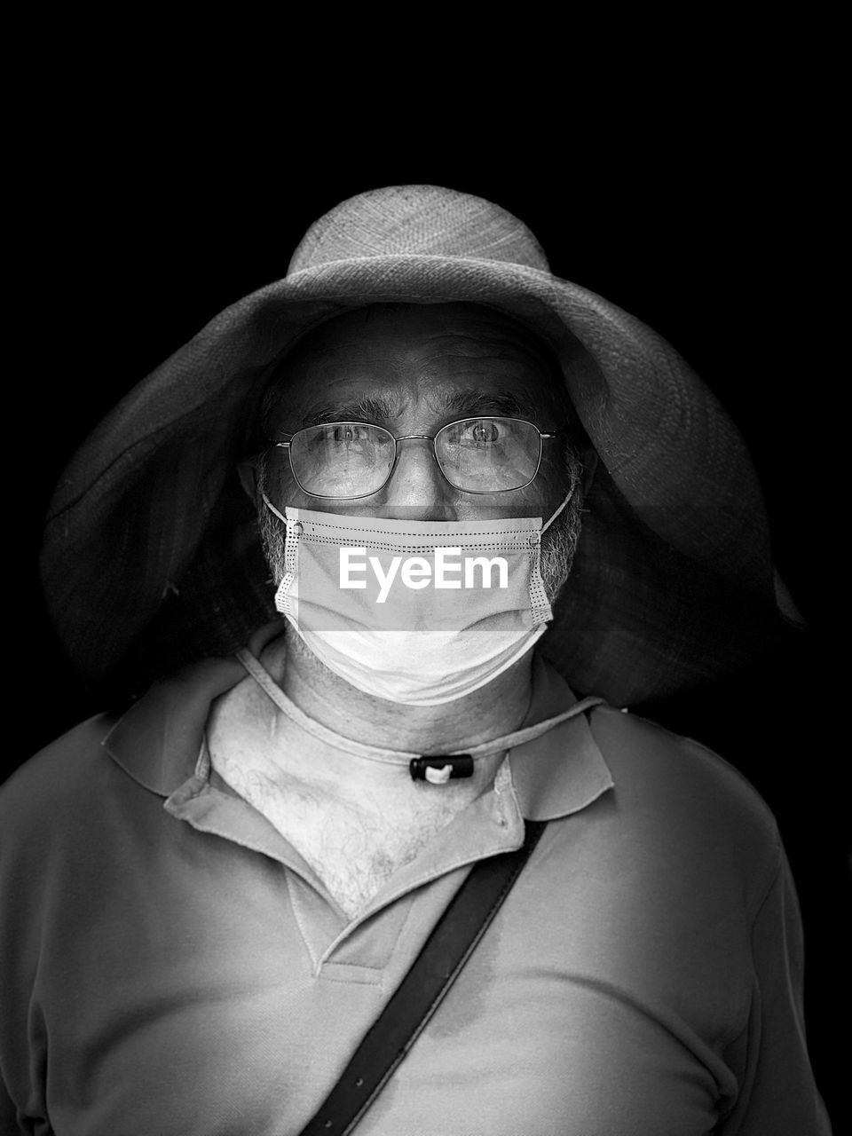 CLOSE-UP PORTRAIT OF MAN WEARING EYEGLASSES