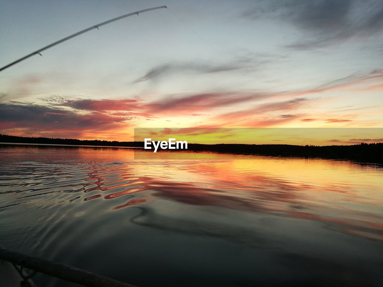 SCENIC VIEW OF LAKE AGAINST SUNSET SKY