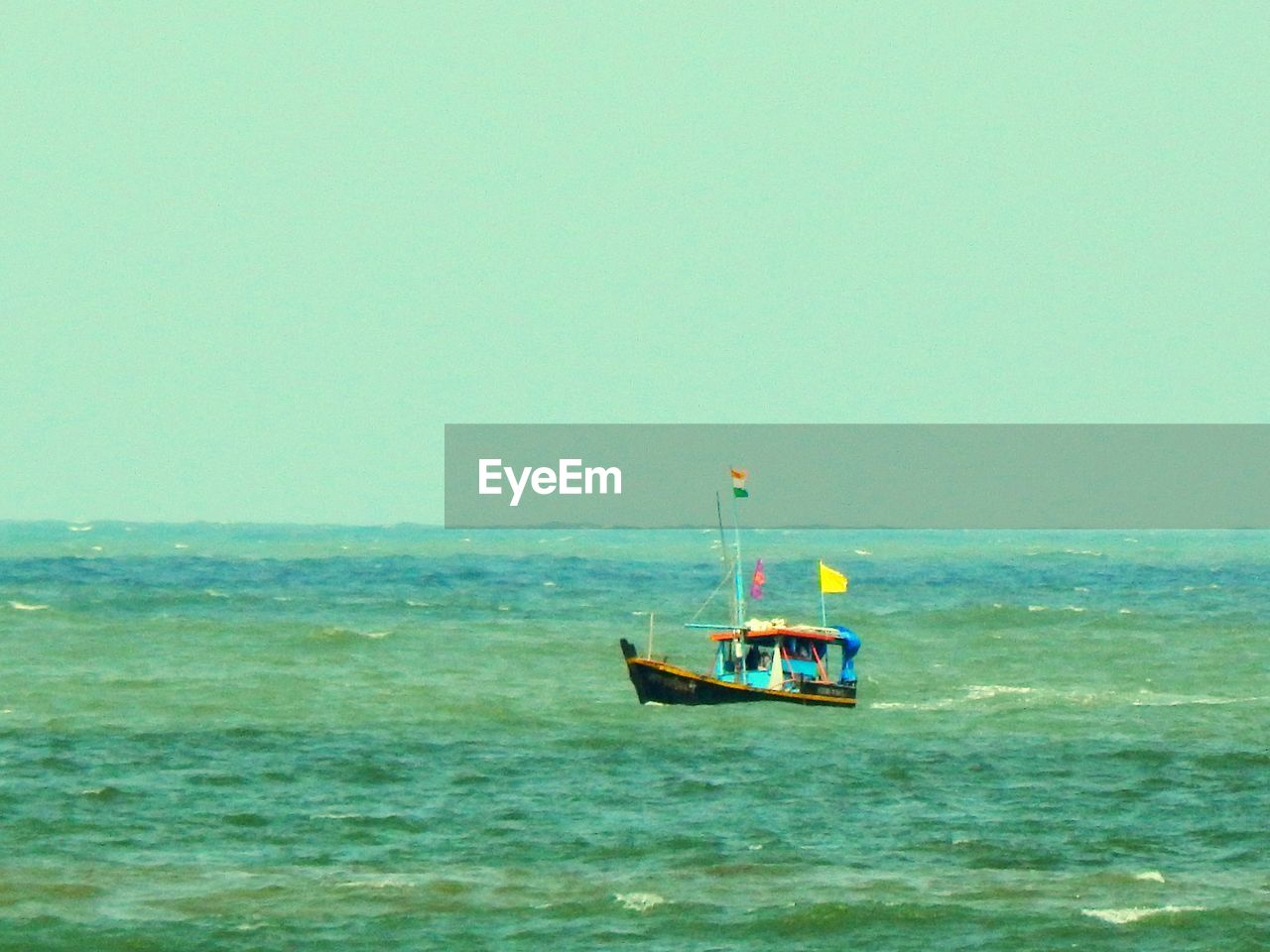 SCENIC VIEW OF SEASCAPE AGAINST SKY