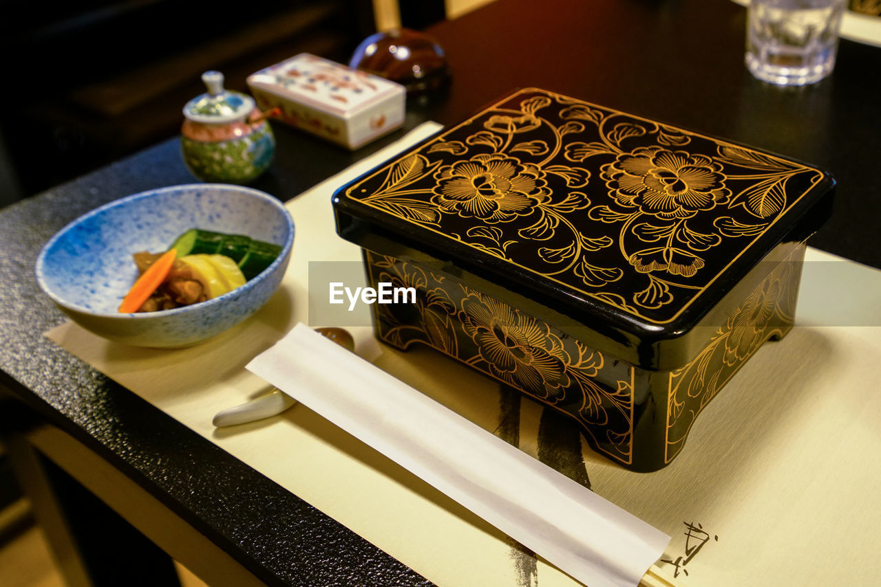 Broiled eel served over rice in a lacquered box