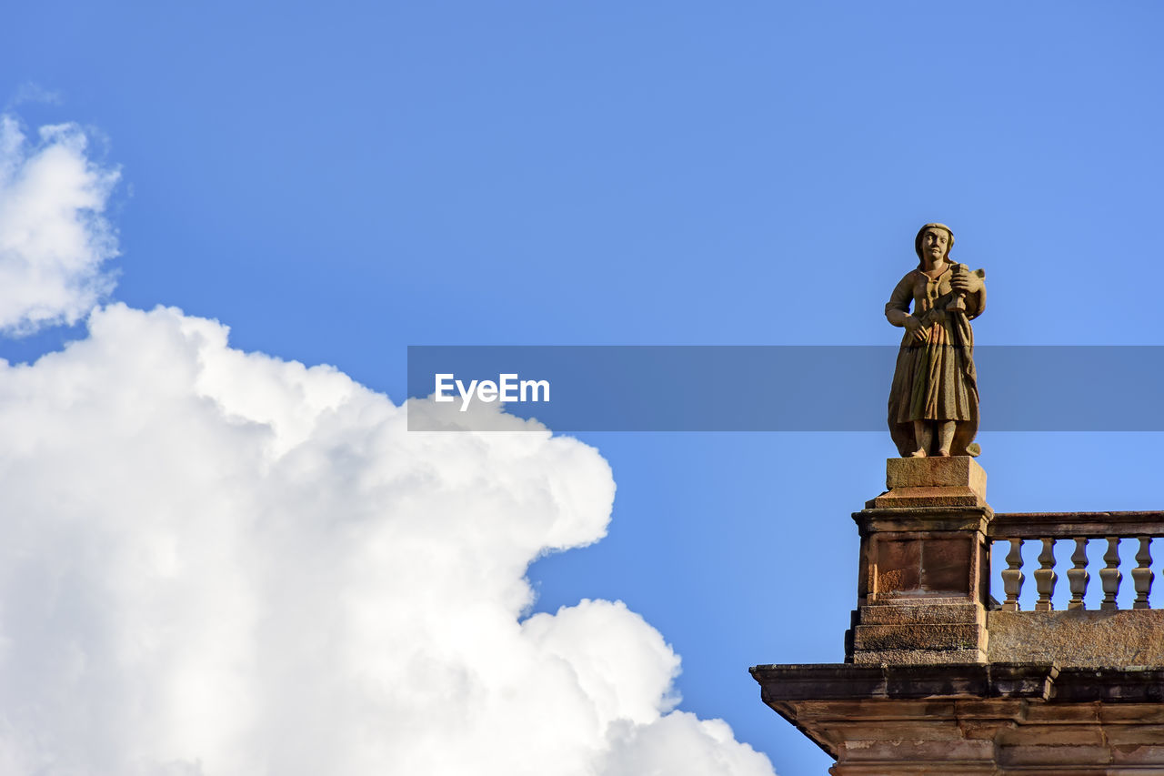 LOW ANGLE VIEW OF ANGEL STATUE AGAINST SKY