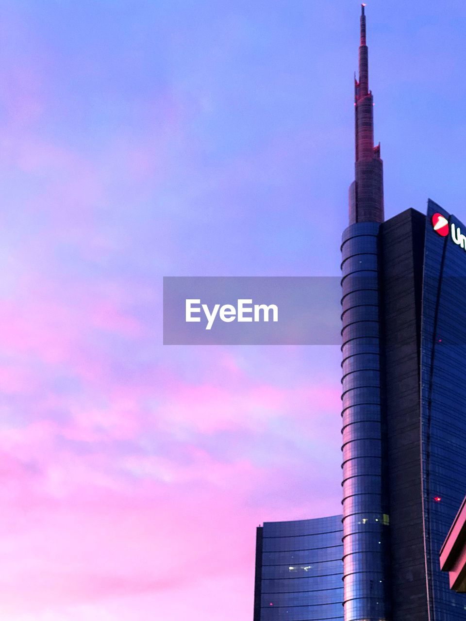 LOW ANGLE VIEW OF MODERN BUILDING AGAINST SKY