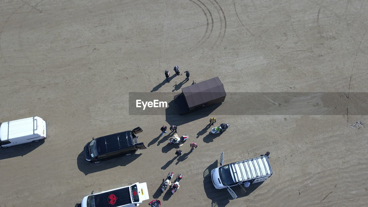 HIGH ANGLE VIEW OF VEHICLES ON ROAD