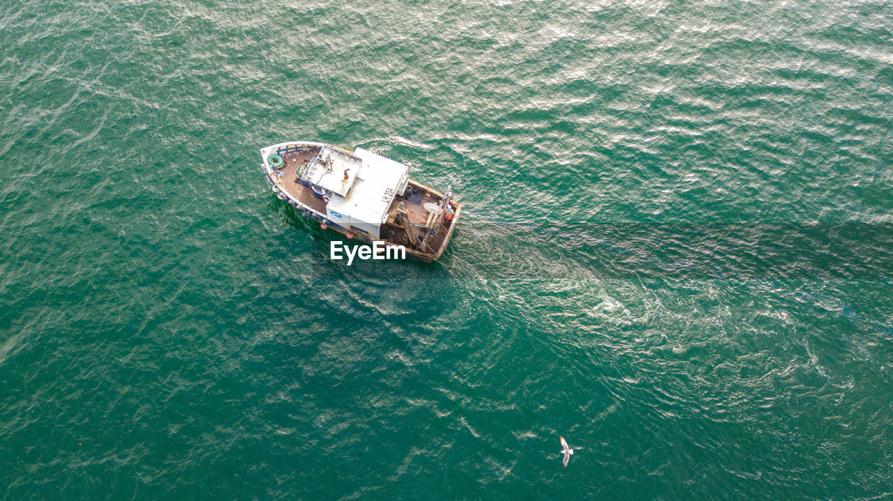 HIGH ANGLE VIEW OF ABANDONED SHIP IN SEA