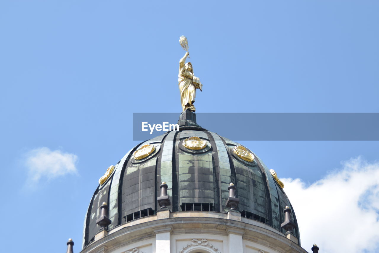 LOW ANGLE VIEW OF STATUE OF BUILDING