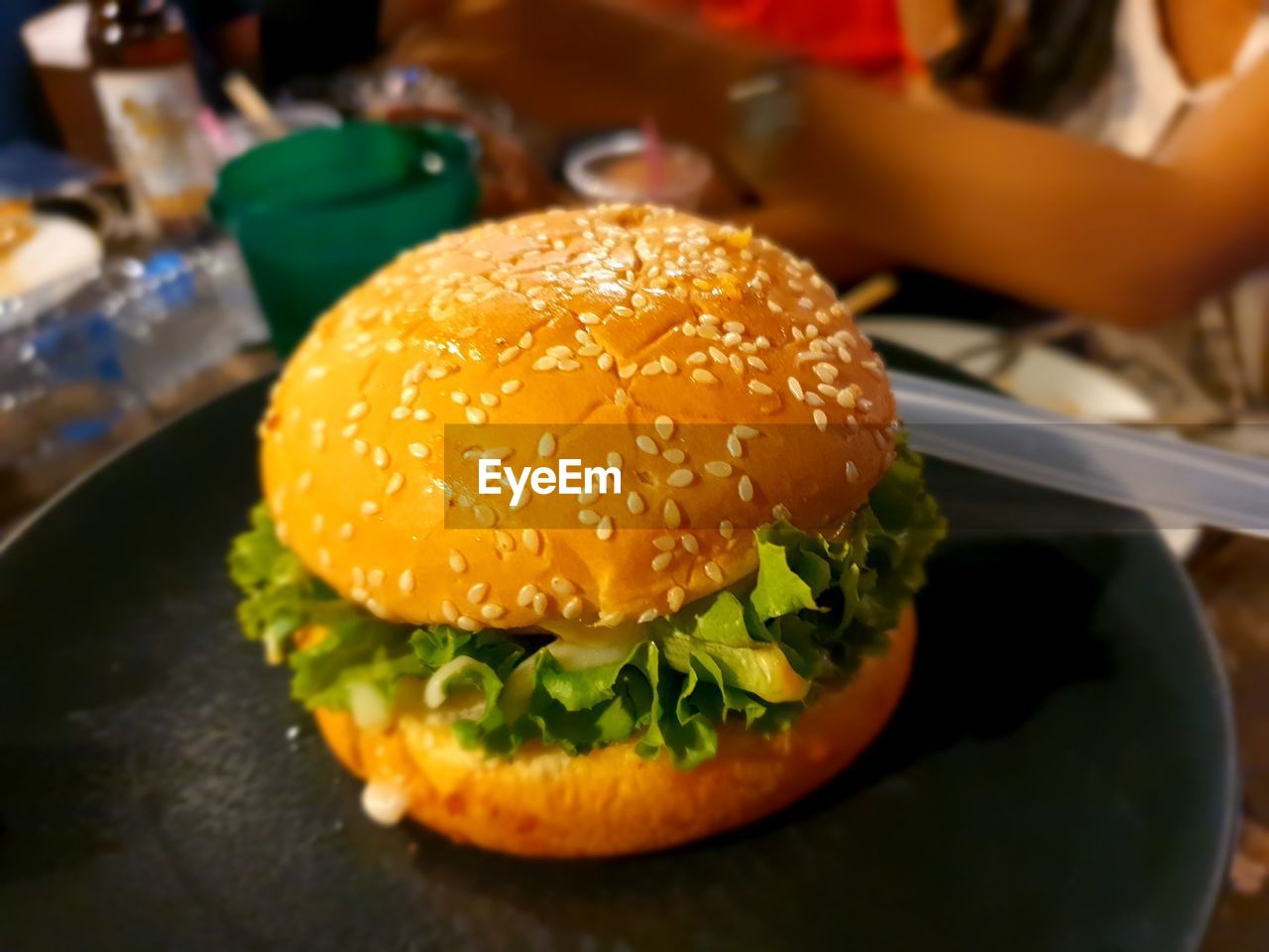 CLOSE-UP OF BURGER ON PLATE