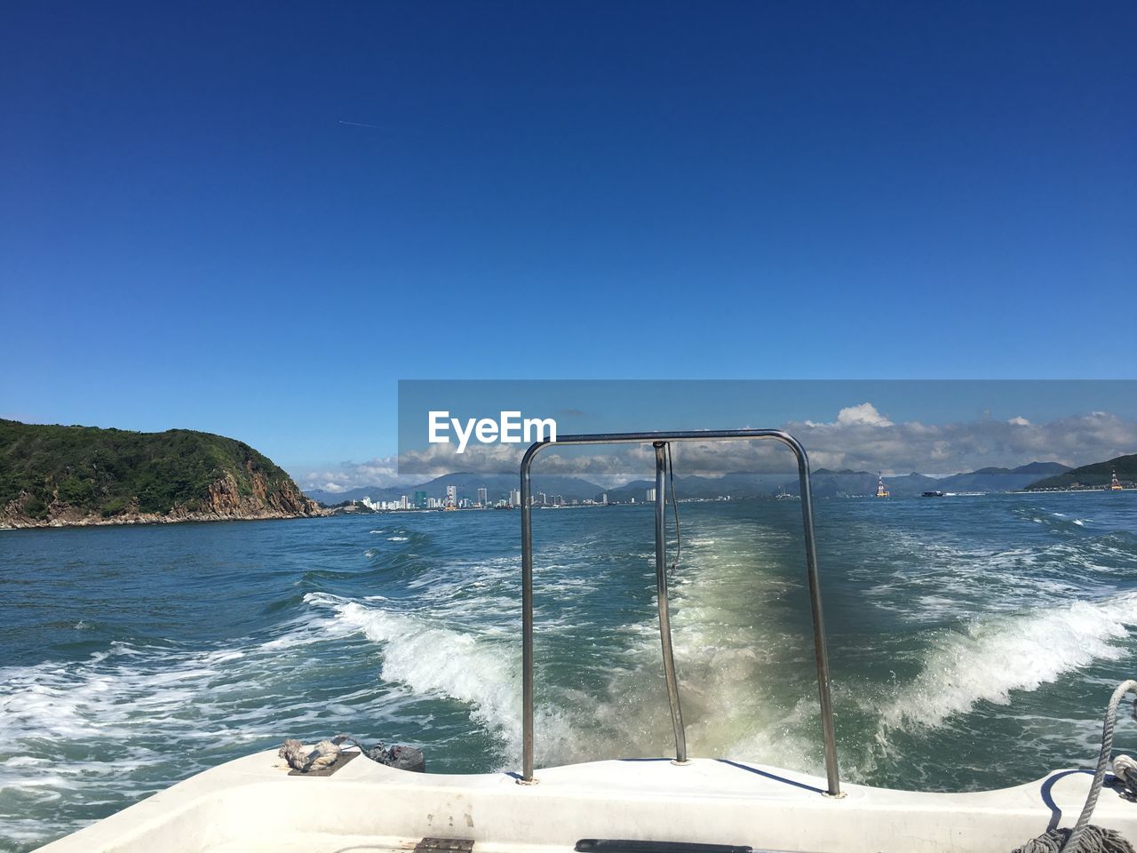 PANORAMIC VIEW OF SEA AGAINST CLEAR BLUE SKY