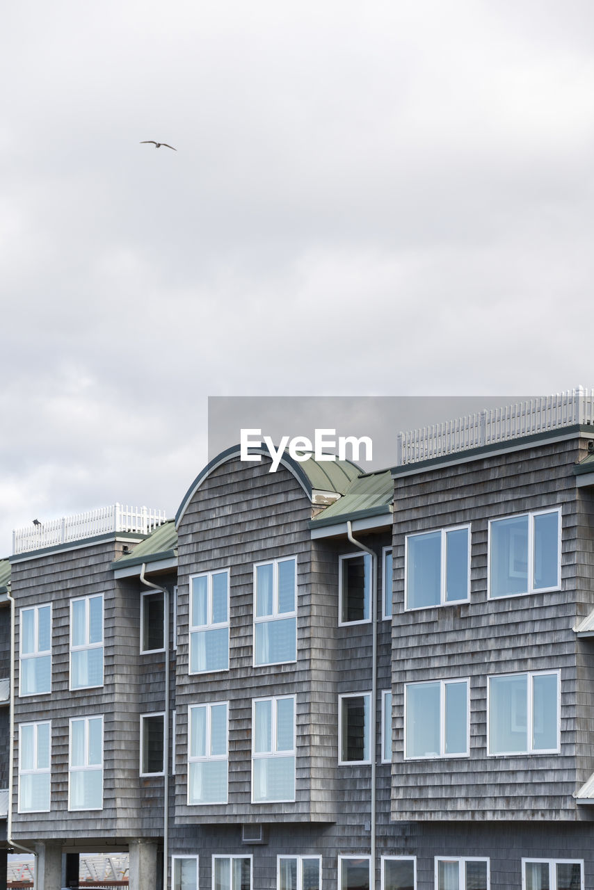 LOW ANGLE VIEW OF BUILDING AND SKY