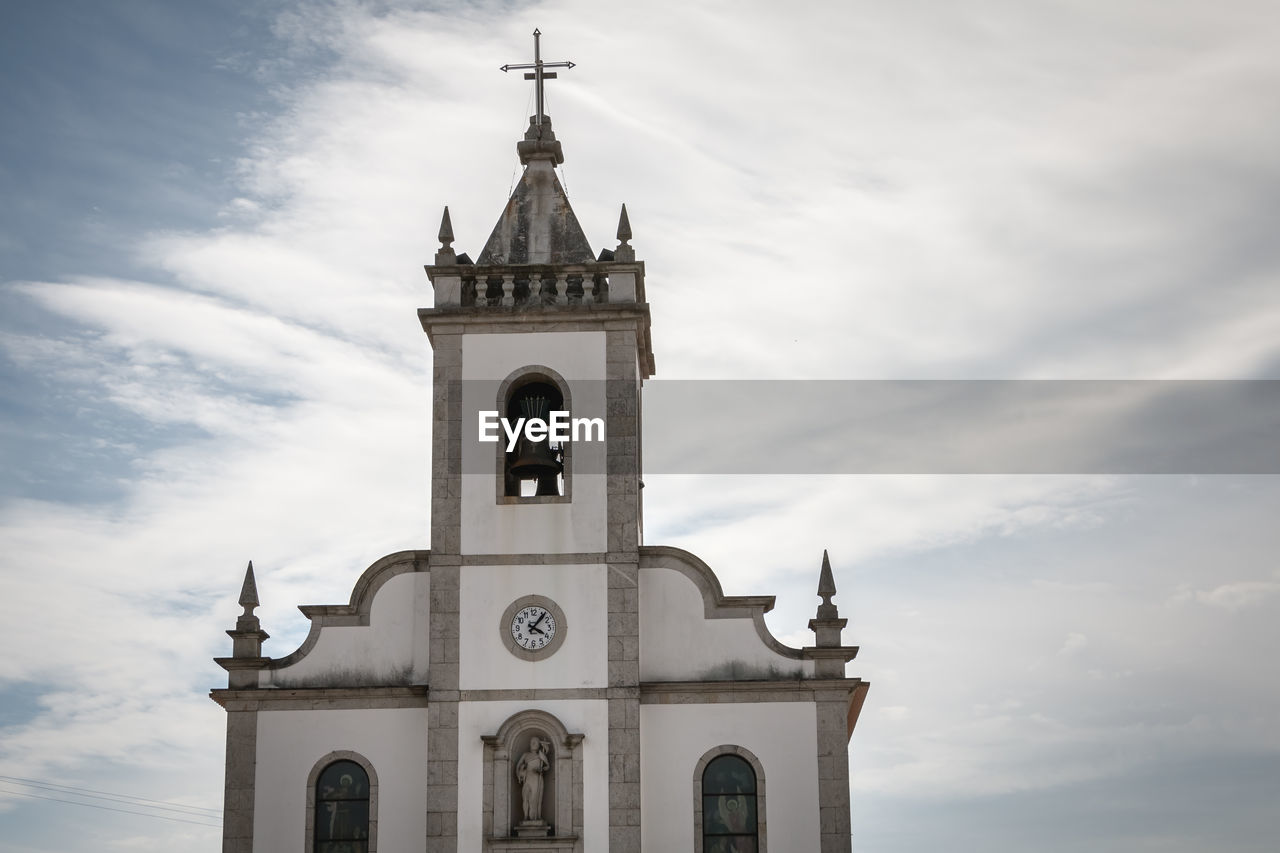 LOW ANGLE VIEW OF CLOCK TOWER AGAINST SKY