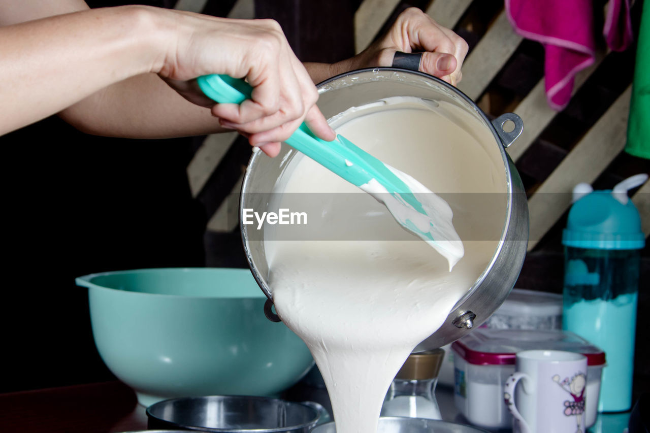 CLOSE-UP OF HAND POURING TEA