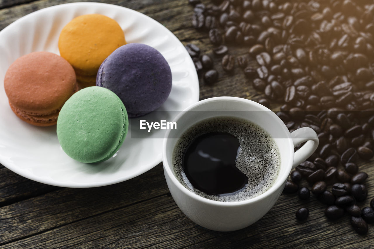 HIGH ANGLE VIEW OF COFFEE AND CUP ON TABLE