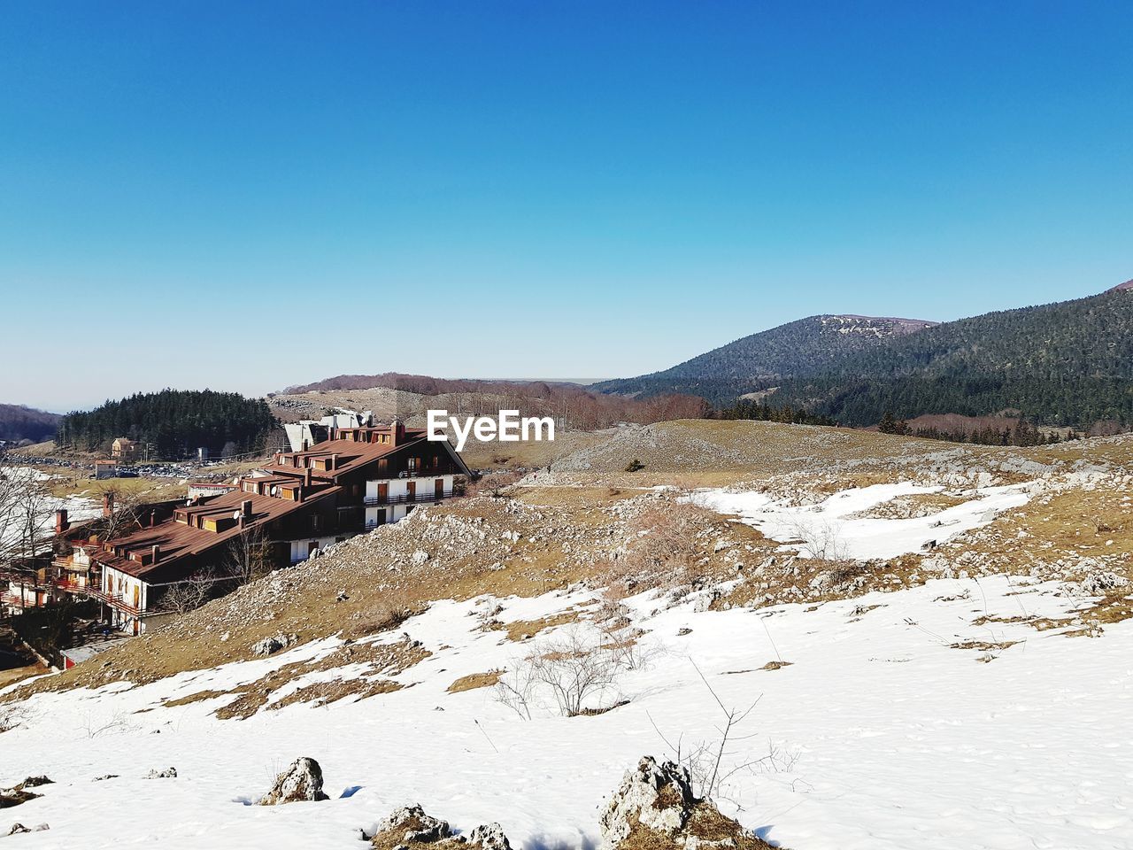 SCENIC VIEW OF SNOWCAPPED MOUNTAINS AGAINST CLEAR BLUE SKY