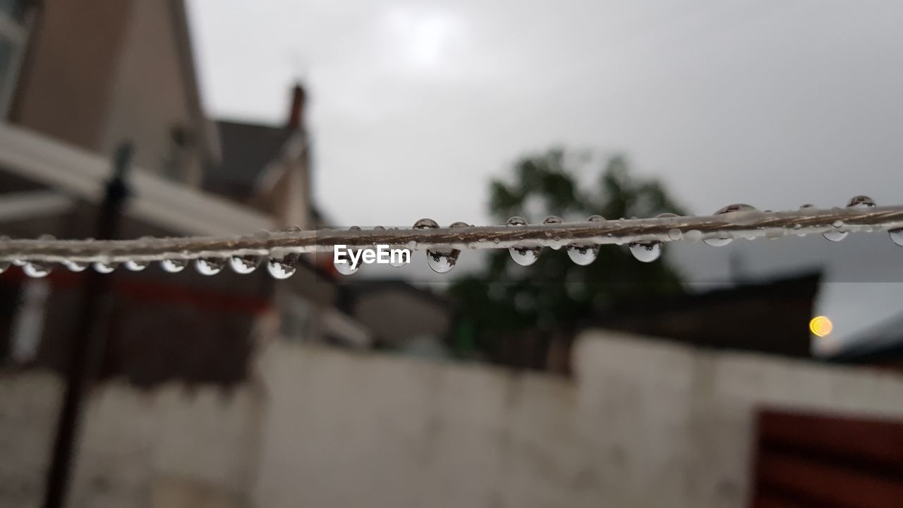 LOW ANGLE VIEW OF WATER SPRAYING AGAINST SKY