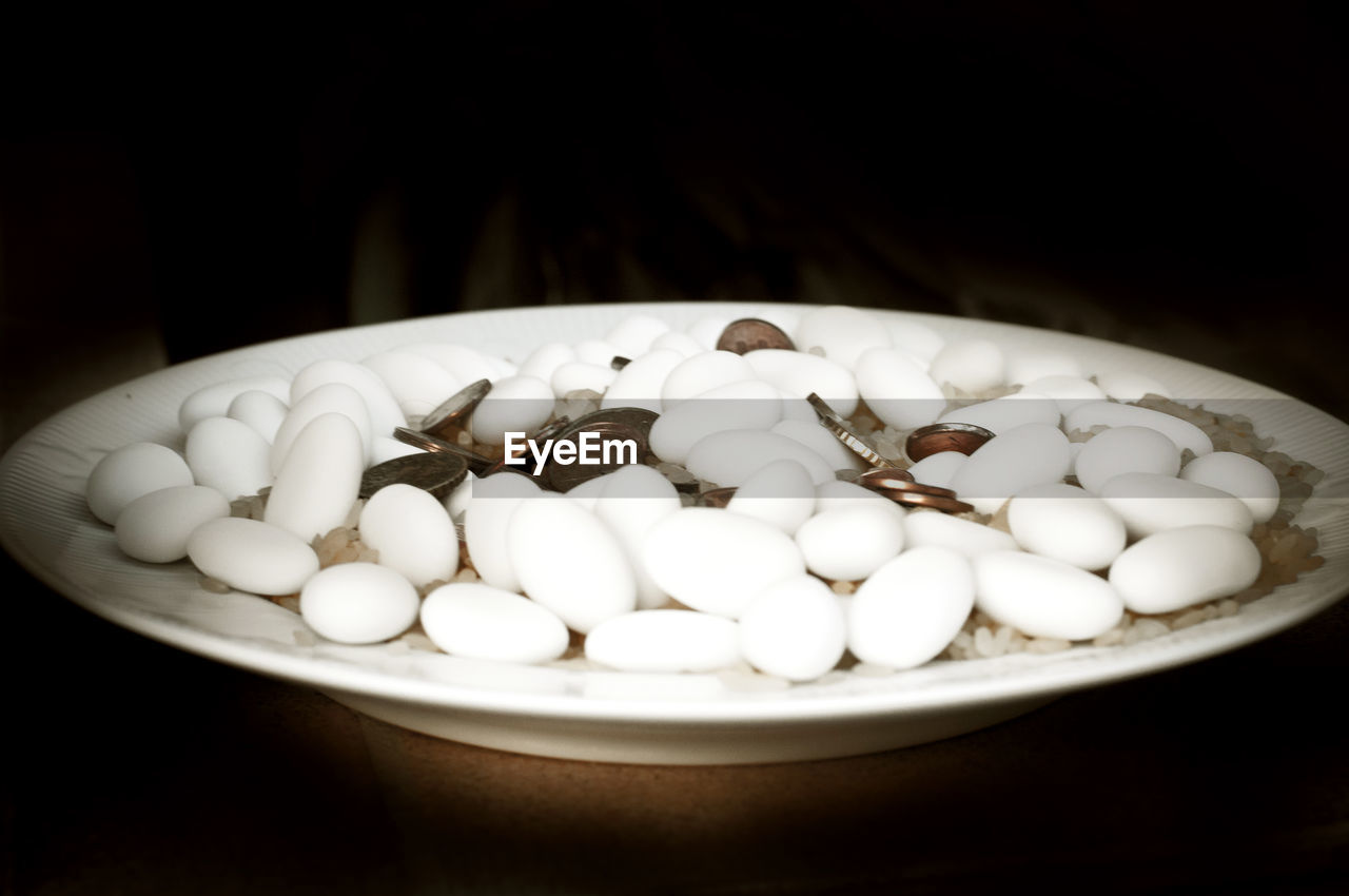 HIGH ANGLE VIEW OF EGGS IN PLATE ON TABLE