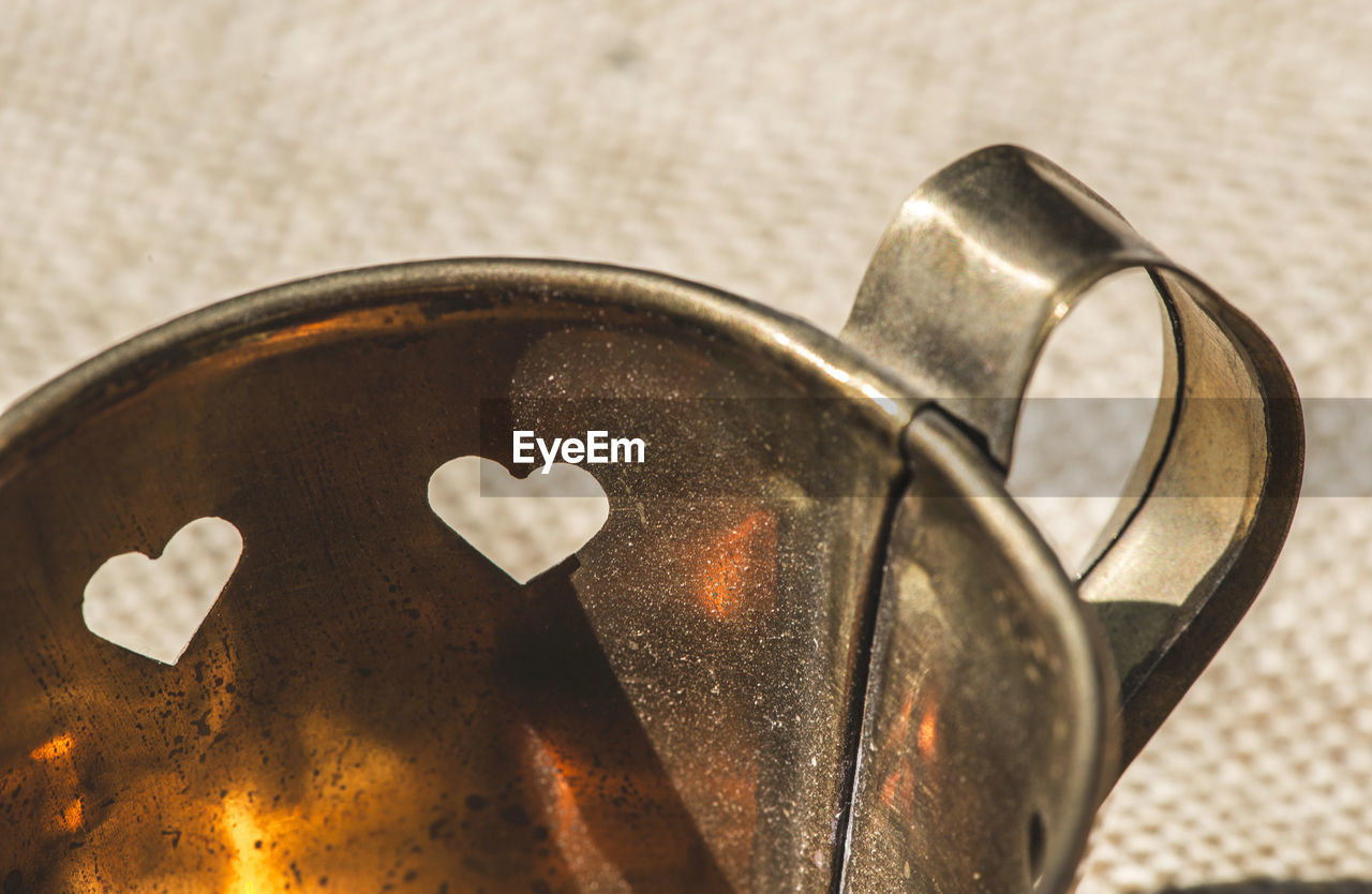 HIGH ANGLE VIEW OF HEART SHAPE ON METAL TABLE