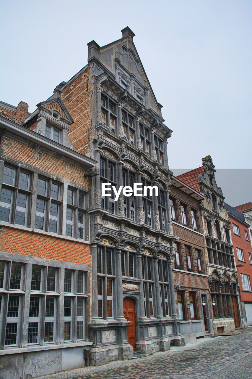 LOW ANGLE VIEW OF OLD BUILDINGS AGAINST SKY