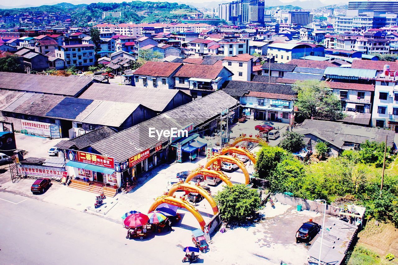 HIGH ANGLE VIEW OF HOUSES IN THE CITY