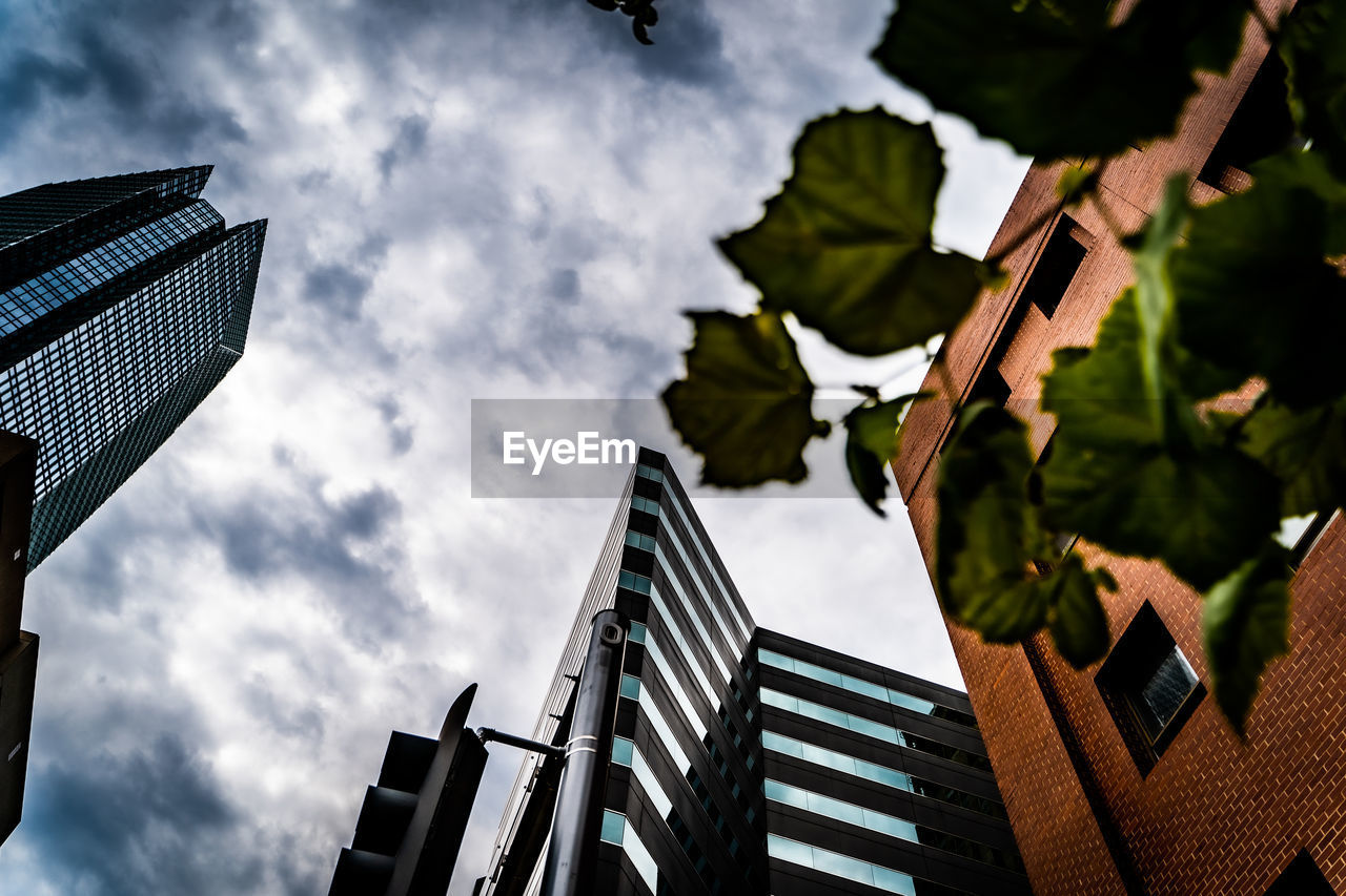 LOW ANGLE VIEW OF MODERN BUILDING AGAINST SKY