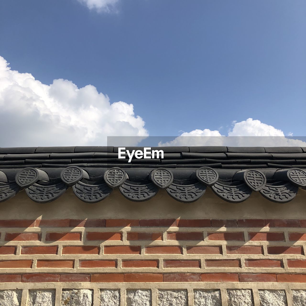 LOW ANGLE VIEW OF ORNATE BUILDING AGAINST SKY