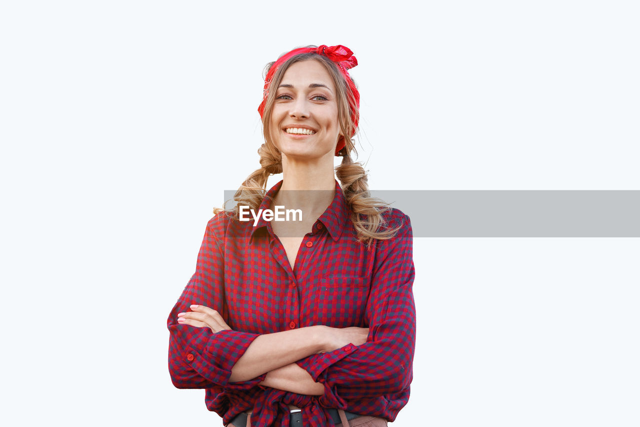 PORTRAIT OF HAPPY YOUNG WOMAN AGAINST WHITE BACKGROUND