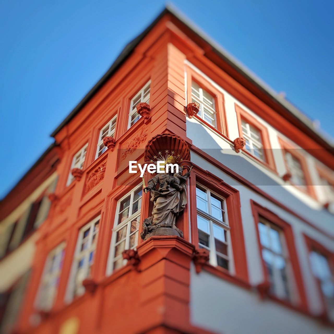 LOW ANGLE VIEW OF HISTORIC BUILDING AGAINST SKY