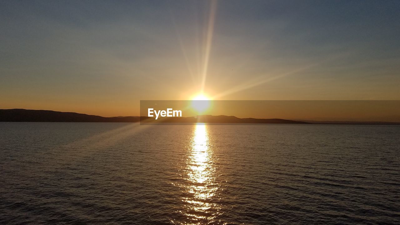 SCENIC VIEW OF SEA AGAINST SUNSET SKY