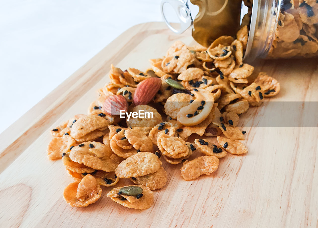 HIGH ANGLE VIEW OF COOKIES IN CONTAINER ON TABLE