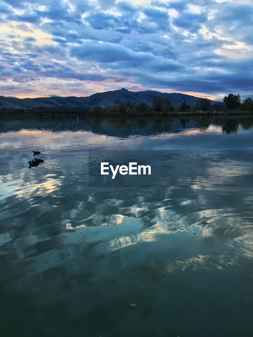 SCENIC VIEW OF LAKE BY MOUNTAINS AGAINST SKY