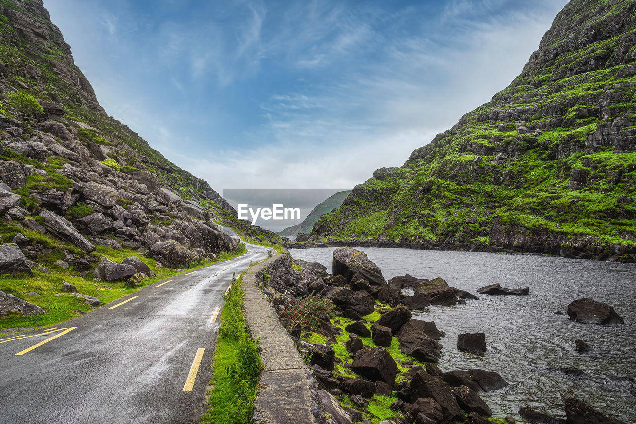 ROAD LEADING TOWARDS MOUNTAIN AGAINST SKY