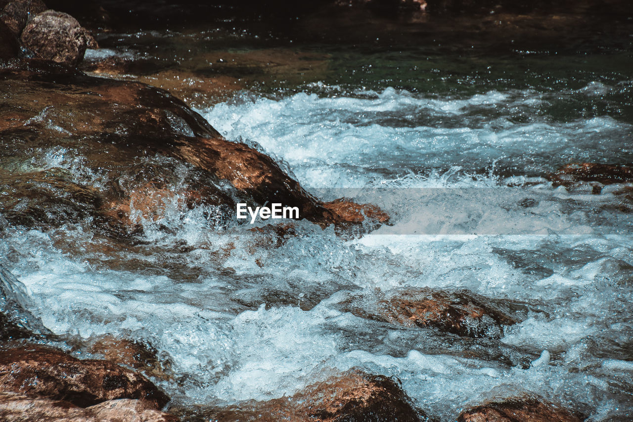 SCENIC VIEW OF WATER FLOWING IN STREAM