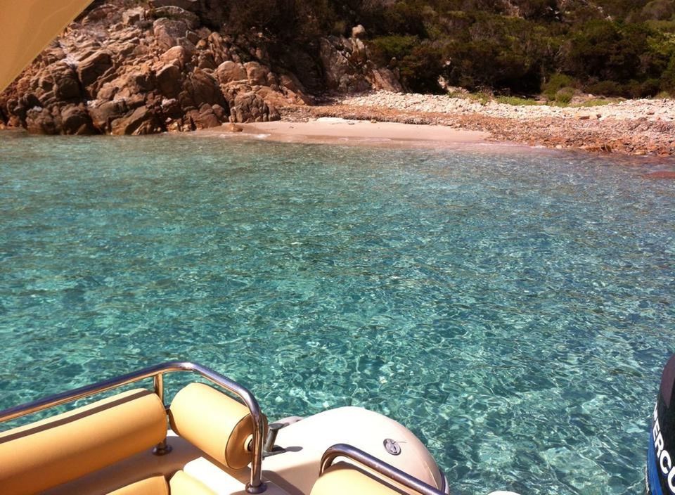 CROPPED IMAGE OF BOAT IN WATER