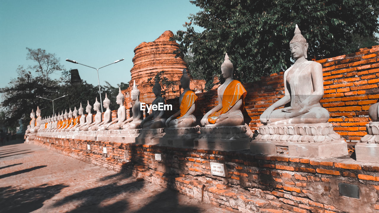 SCULPTURE OF BUDDHA STATUE AGAINST SKY