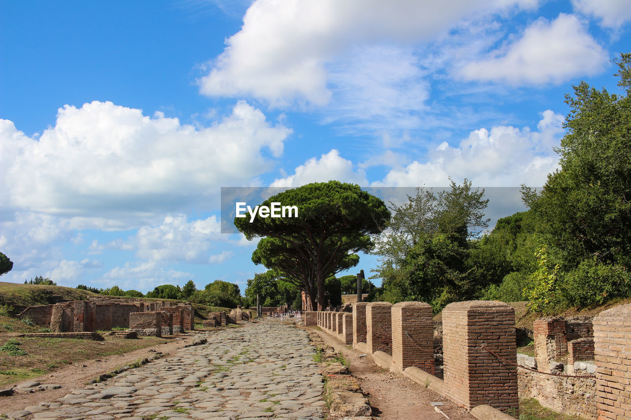 VIEW OF OLD RUINS AGAINST SKY