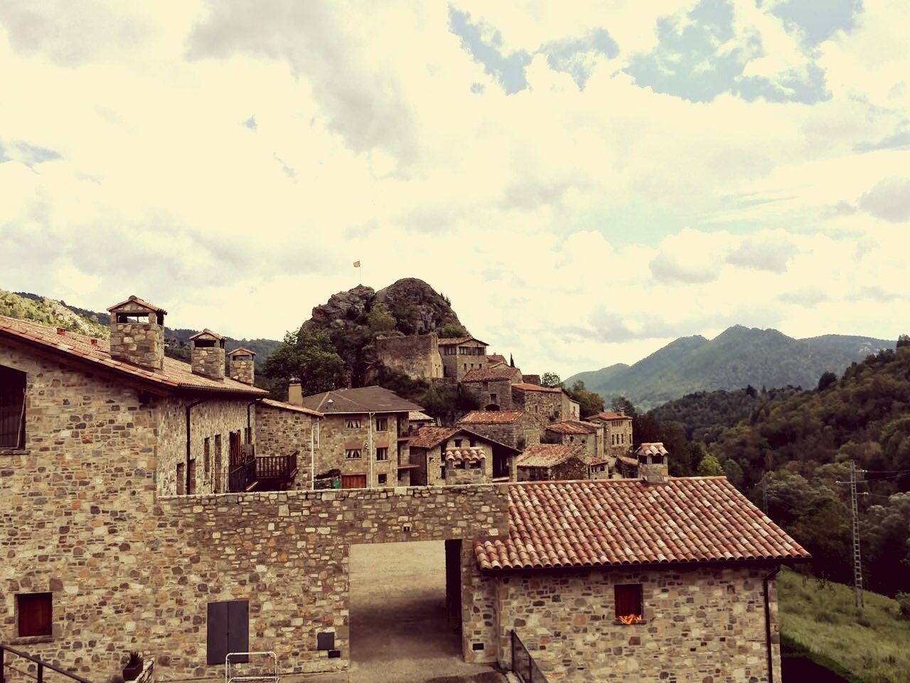 LOW ANGLE VIEW OF HOUSES AGAINST MOUNTAIN