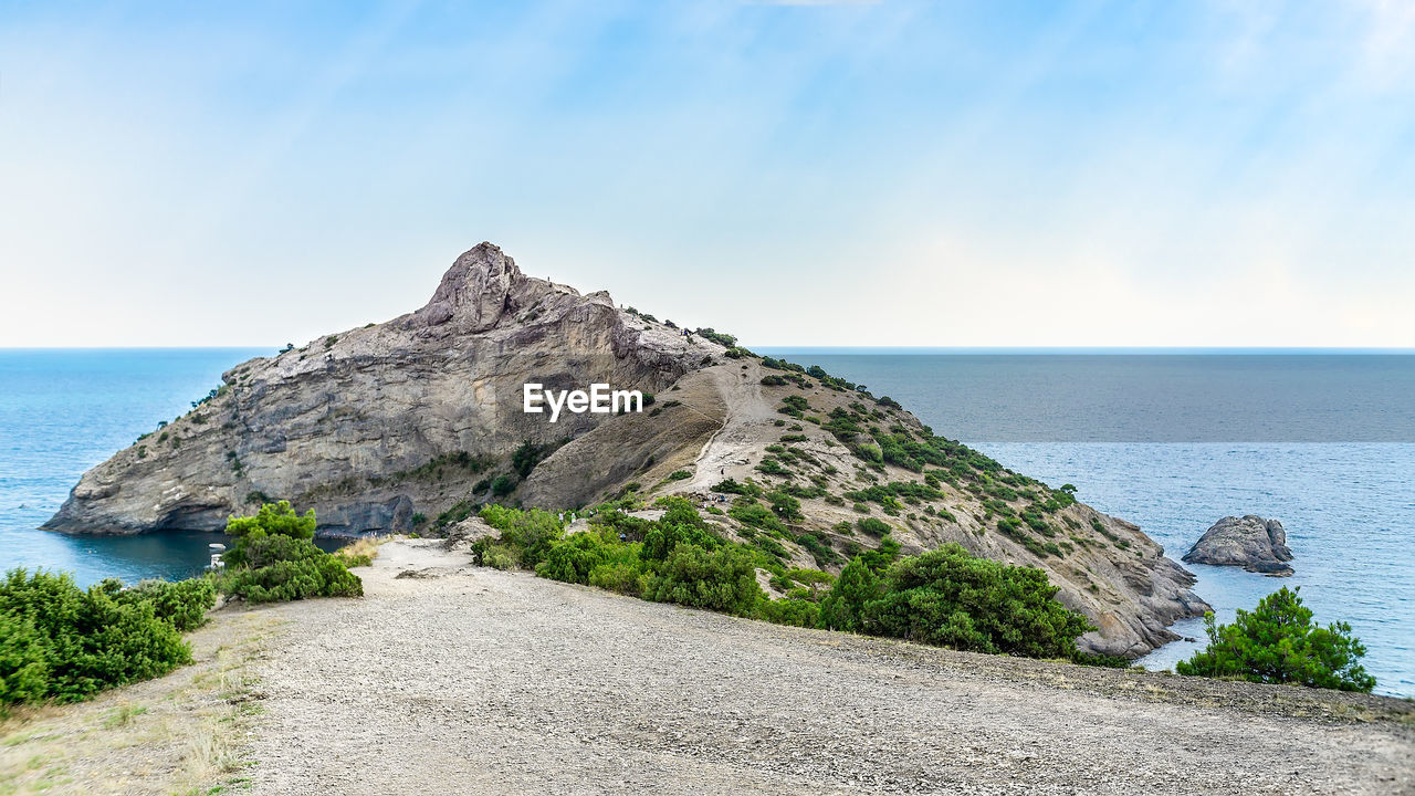 SCENIC VIEW OF ROCKY BEACH