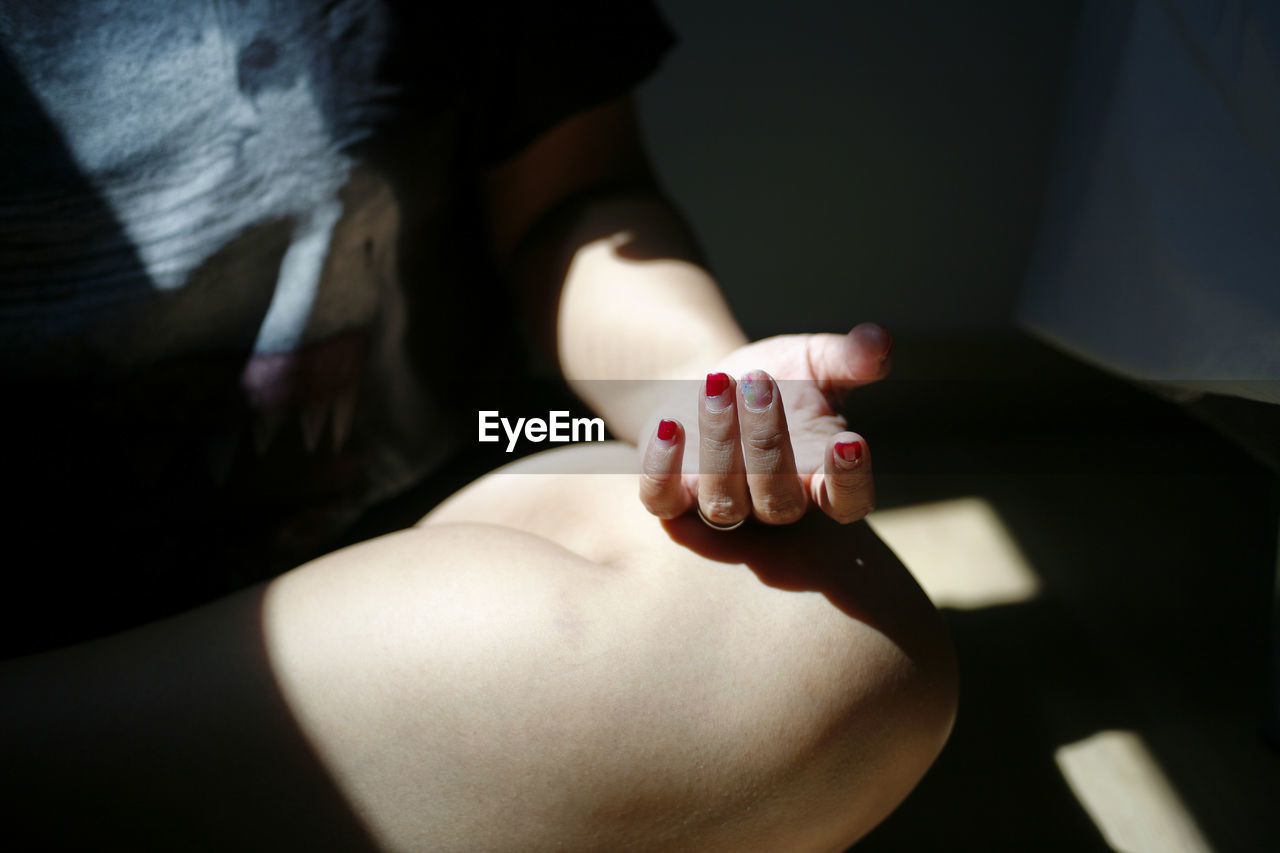 adult, hand, women, midsection, one person, indoors, finger, limb, nail polish, human leg, nail, close-up, black, lifestyles, human limb, young adult, holding